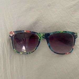 tropical print shades!! 🍍🌺🌊🕶